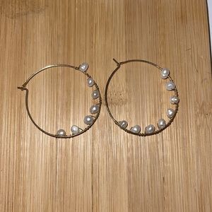 Hoop earrings with pearls